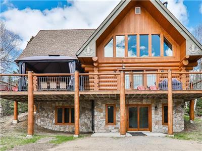 Chic Bois Rond - spa & sauna, 10 acre lot with river + access to Lac Legault (pet friendly)