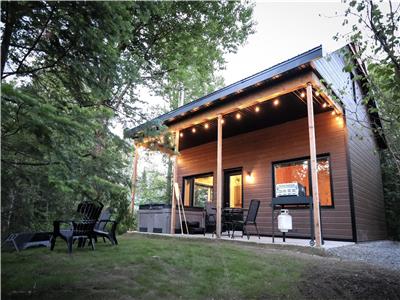 Le Huard | Waterfront Cabin with Hot Tub