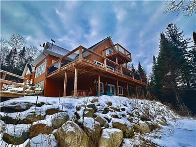 Luxurious Riverside Chalet with Spa & Billiards - Only 35 Minutes from Mont Tremblant