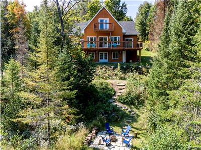 Chalet luxueux au bord de la rivire avec spa et billiards -  seulement 35 min du Mont Tremblant