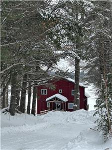 Votre escapade parfaite: chalet familial au bord du lac, entour par la nature