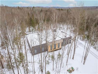 Serenity- Modern chalet in a private woodland- 5mn from downtown Magog