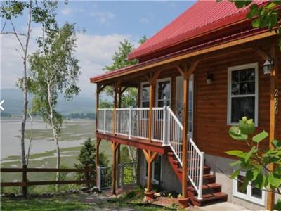 Cabin whit SPA, view and riverfront, Baie St Paul, Qc
