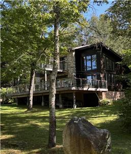 Chalet lac Chaud, La Macaza, Laurentides,  beau bord de l'eau, plage au coucher de soleil