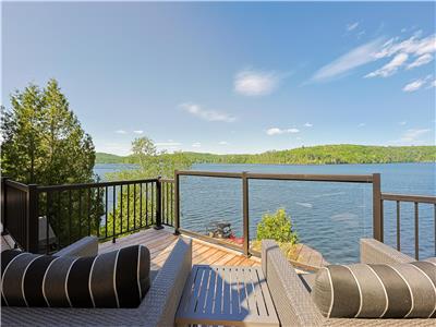 Discover an exceptional residence on the shores of Lac des Franais