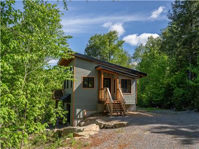 Cottage in Morin-Heights region on a lake with spa