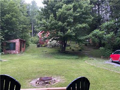 Chalet  cot d'un lac dans les montagnes