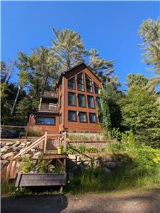 Chalet overlooking Lac Renaud in Sainte-Adle