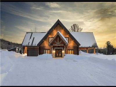 Chaleureux chalet en bois rond, bord de lac   et cadre idyllique face aux pistes de ski