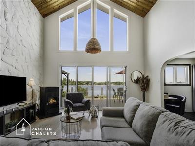 * PASSION CHALETS * | TORTUE DU LAC | LAKEFRONT - KAYAKS - TERRACE - BRIGHT & SPACIOUS - FIREPLACES