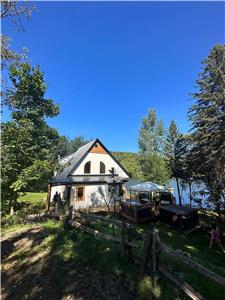 Beautiful cottage located directly on Lac Dsert in La Minerve.