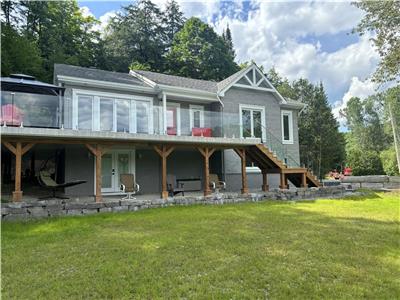 New cottage with soft tub, waterfront, St Pierre lake