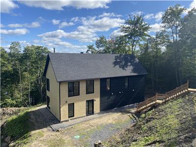 Magnifique chalet neuf  louer au bord du lac Bixley, proche de Morin Heights