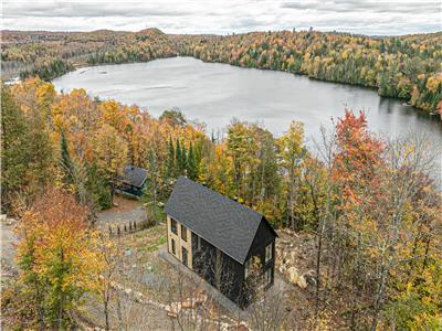 Magnifique chalet neuf  louer au bord du lac Bixley, proche de Morin Heights