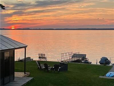 Havre De Paix Sur Le Bord Du Lac Saint-Franois:Spa, climatisation et coin de feu