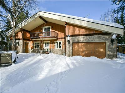 Lakefront chalet with beach, spa, sauna, 8 min from ski slopes