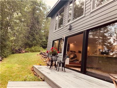 Charming Rustic Lakeside Chalet with Stunning Views, 20 minutes from Mont-Tremblant.