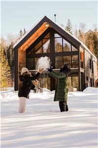 * PASSION CHALETS * | CHALET LE LOUP | SPA - SAUNA - SCANDINAVE - FOYERS - ARCADES - SKI VAL ST-CME