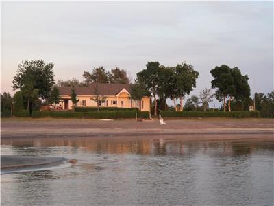 Chalet Presqu'ile avec plage et coucher de soleil magnifique!