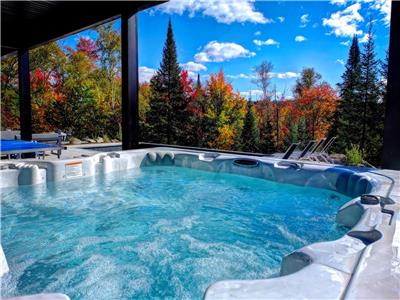 NOUVEAUT ! CHALET AURORA / 5 CHAMBRES / HOT TUB / PISCINE EXTRIEURE