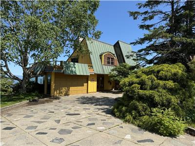 Maison unique au bord du fleuve St-Laurent  Rivire-du-loup