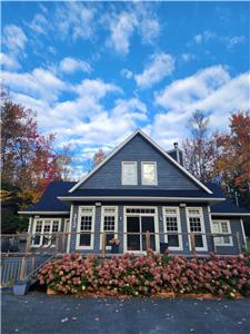 Chalet Geais Bleus - Close to Mont Blanc and 15 Mins to Tremblant - Sleeps 12 - Hot Tub & Billiards