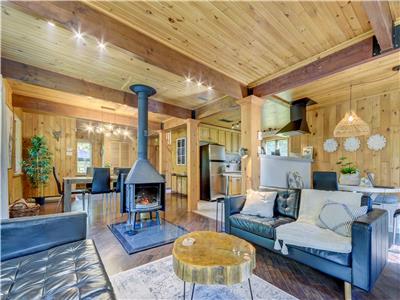 Tremblant Wooden Chalet: Spa, Ski & Nature Retreat