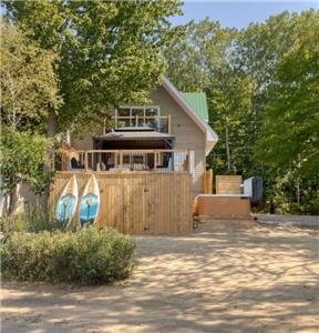 * PASSION CHALETS *| LE CLADON | SPA - LAKEFRONT - FIREPLACE - SNOWMOBILE - SANDY BEACH -WATERCRAFT