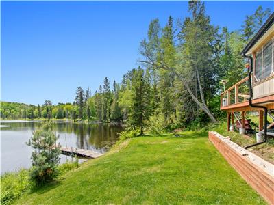 Cozy lakefront cottage