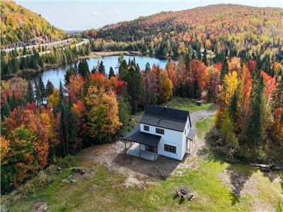 Chalet Blkay- Family-friendly, lake access, hot tub, fire pit, Ouareau Forest