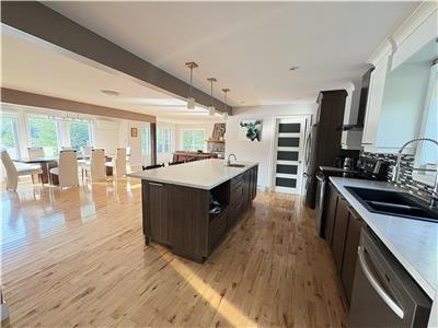 Chalet avec accs au lac et ski  proximit (min 4 mois)