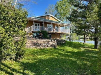 Magnifique chalet à louer à Saint-Ambroise (Saguenay), vue sur le lac et pêche estivale