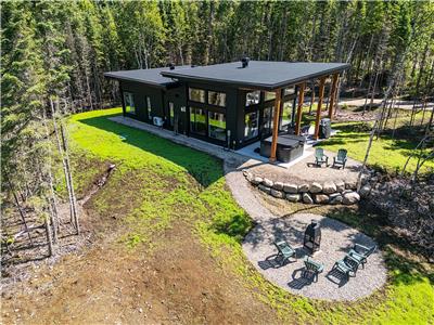 Kbane 31 – Peaceful Retreat with Spa, Forest Views, Near Baie-St-Paul