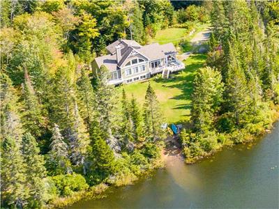 Large Waterfront Chalet – 5 Bedrooms, Hot Tub, Pet Friendly – 15 Guests - BP