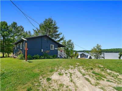 Chalet moderne au bord du lac Heney – R&B Retreats