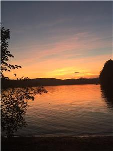 Évasion en Toute Sérénité : Cottage Luxueux au Bord du Lac des Trois-Montagnes