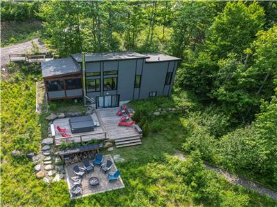 Le HÉRON : Modernité au bord de lac avec Jacuzzi (spa) privé & Coin feu (Été : BBQ & Kayaks)