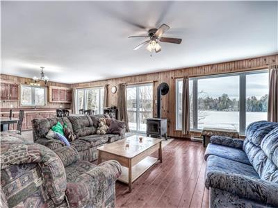 Nature Chalet with SPA on Lake Thomas - Equipped kitchen, TV, Fireplace, BBQ, Wi-Fi, Parking