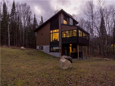 Le Cozy – Modern Chalet with Hot Tub, Beach & Ski near Tremblant