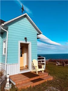 Charmante ancienne école face à l'océan reconvertie en lieu chaleureux et unique.