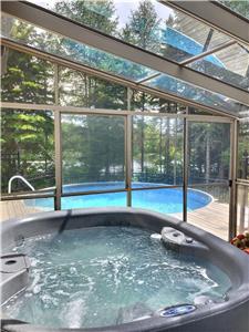 Luxury Lakefront Cottage with Heated Pool, Hot tub + Pool Table - sleeps 14