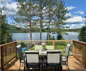 Waterfront Lac l'Orignal Cottage with View of Montage Noire SPA-Pool-Table-Foosball-Sandy Bottom