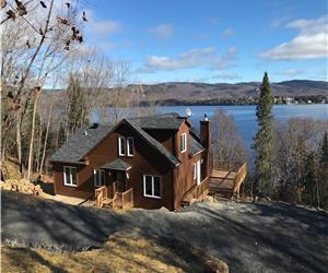 Chalet situ en bordure du Lac Archambault avec vue sur le Mont Garceau  Saint-Donat