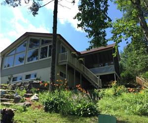 Le chalet du bonheur (avec spa vue sur le lac)idal pour tl-travail/wi-fi.