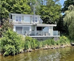 La maison colle sur le lac baigne de soleil toute la journe