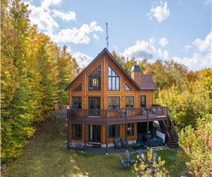 Chalet avec spa en bois rond moderne et rustique! Superbe vue sur lacs et montagnes !