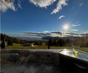 Chalet renov avec vues spectaculaires, piscine et spa