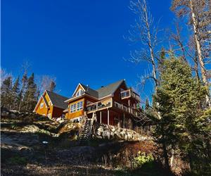 Luxurious Riverside Chalet with Spa & Billiards - Only 35 Minutes from Mont Tremblant