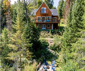 Chalet luxueux au bord de la rivire avec spa et billiards -  seulement 35 min du Mont Tremblant