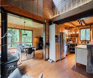 CHALET BOHME in St-Alexis-des-monts, all made of wood, modern decor, riverside.